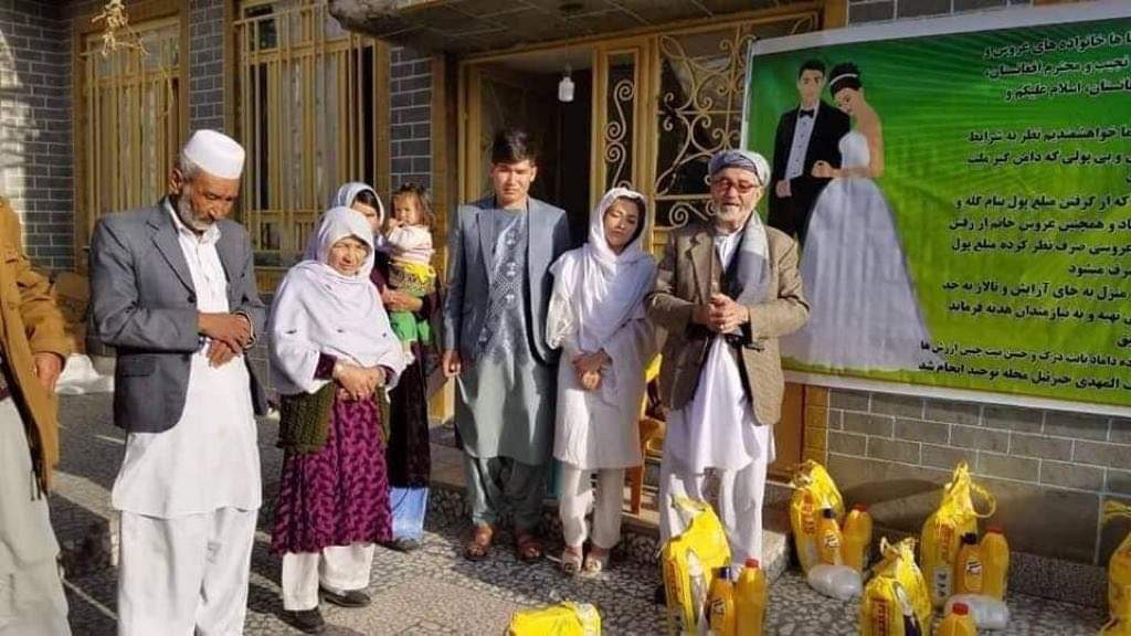 یک زوج در هرات مصارف عروسی‌شان را به افراد فقیر کمک کرد
