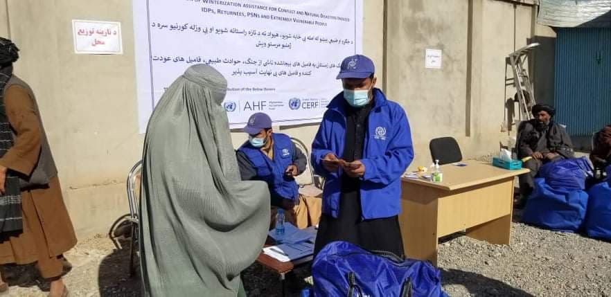 په اروزګان کې له سلګونو کورنیو سره نغدي او د ژمنیو توکو مرستې وشوې