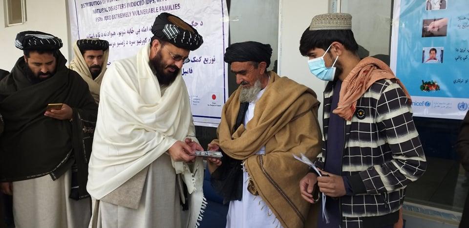 400 IDPs, needy families receive cash, winter aid in Khost