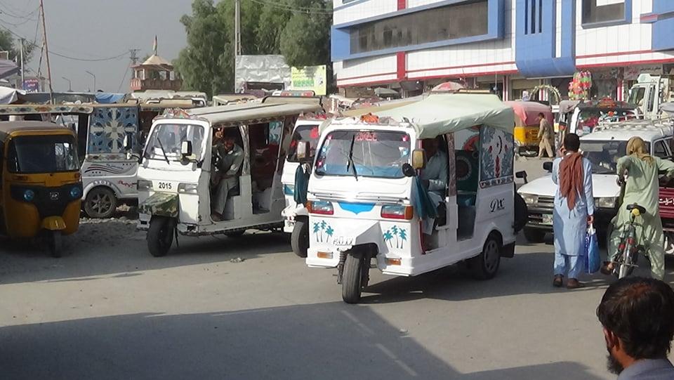 د ننګرهار اوسېدونکي: د تېلو بيې ټيټې شوي خو د موټرو کرايه لاهم لوړه ده