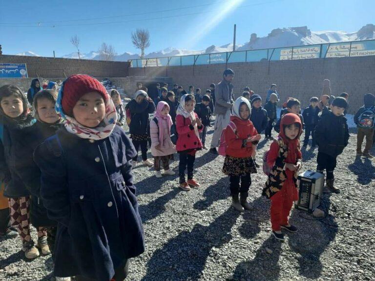 بامیان کې یوه خصوصي ښوونځي سلګونو ماشومانو ته د وړیا زده کړو زمینه برابره کړې ده