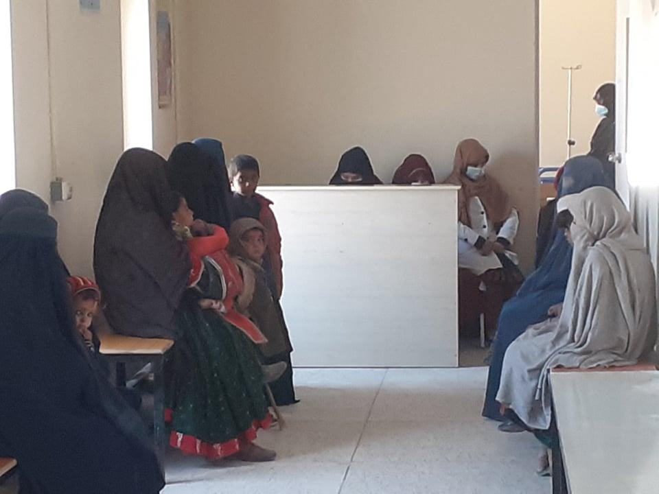 له اوږده ځنډ وروسته د هلمند د ملکه ثریا روغتون کارکوونکو ته د معاش ورکولو لړۍ پيل شوه