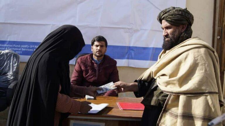 Less fortunate Bamyan families distributed cash assistance