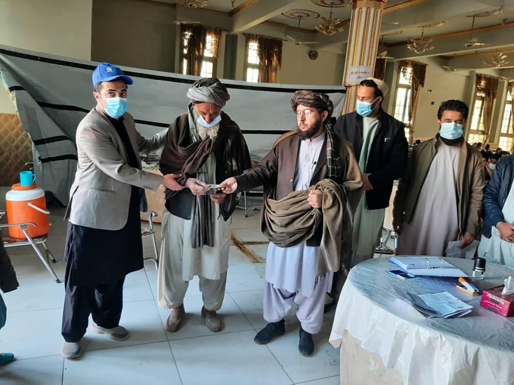 کندهار کې له بېځايه شوو کورنيو سره د مرستو د وېش لړۍ پيل شوه