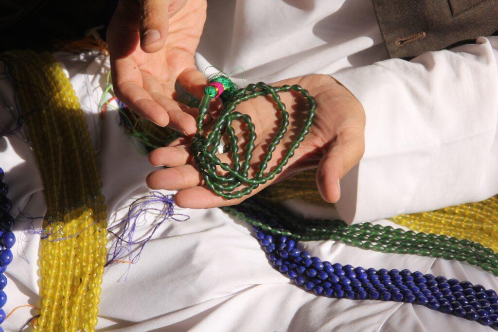 کندهار کې له قیمتي ډبرو د تسبیح جوړولو صنعت ژوندی خو پېر او پلور یې کم شوی دی