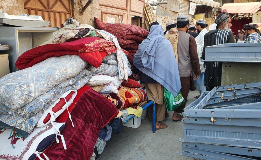 کندهار کې بې کارۍ او غربت ډېری خلک د خپلو کورونو توکو پلورلو ته اړ کړي