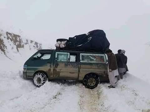 ده‌ها مسافر در مسیر شاهراه غور – کابل در برف گیر مانده‌اند