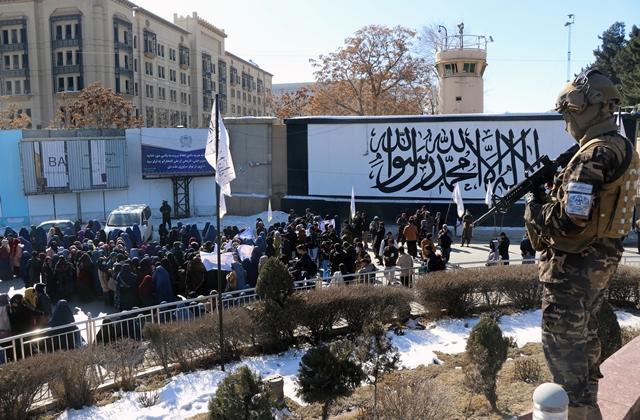 مظاهره‌کننده‌گان خواستار به رسمیت شناختن حکومت و رهایی دارایی‌های منجمد شدۀ افغانستان شدند