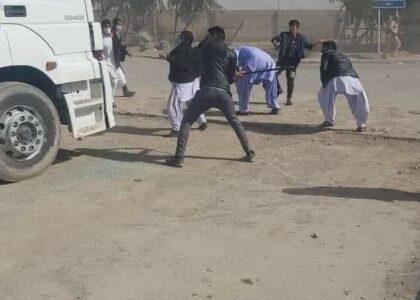 سنگباران کردن موترهای افغانستان در ايران با اعتراض مردم نيمروز روبه رو شد