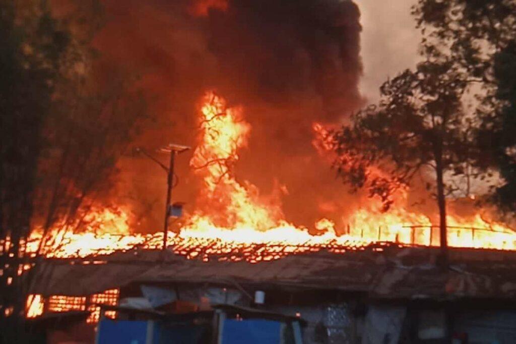 در اثر آتش‌سوزی در کمپ مهاجران روهینگیا در بنگله‌دیش؛ صدها خانواده آواره شدند