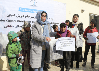 برای ۱۵۰ کودک کارگر در شهر کابل لباس گرم زمستانی توزیع شد