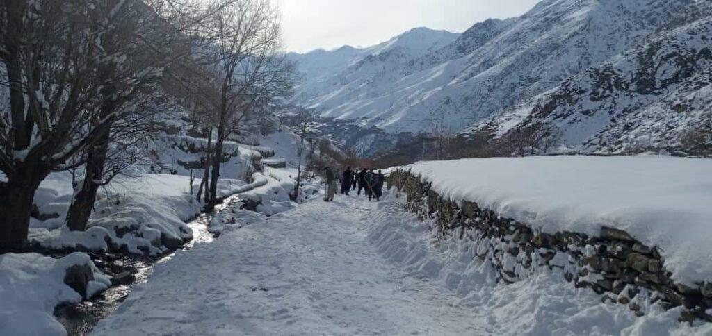 ۱۰ کیلومتر جادۀ فرعی در پنجشیر توسط باشنده‌گان محل از برف پاک شد