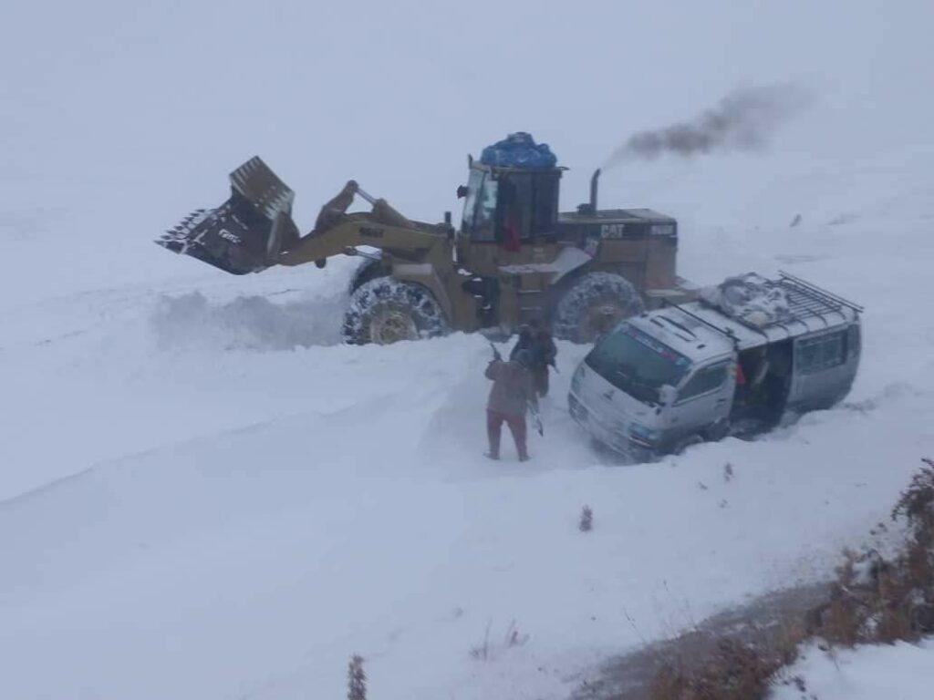 Heavy snowfall shuts Bamyan roads for traffic