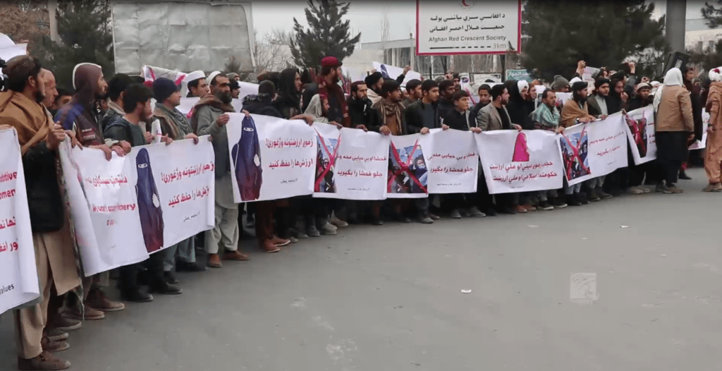 هزاران تن در یک راهپیمایی در کابل بر حفظ ارزش‌های دینی و ملی تاکید کردند