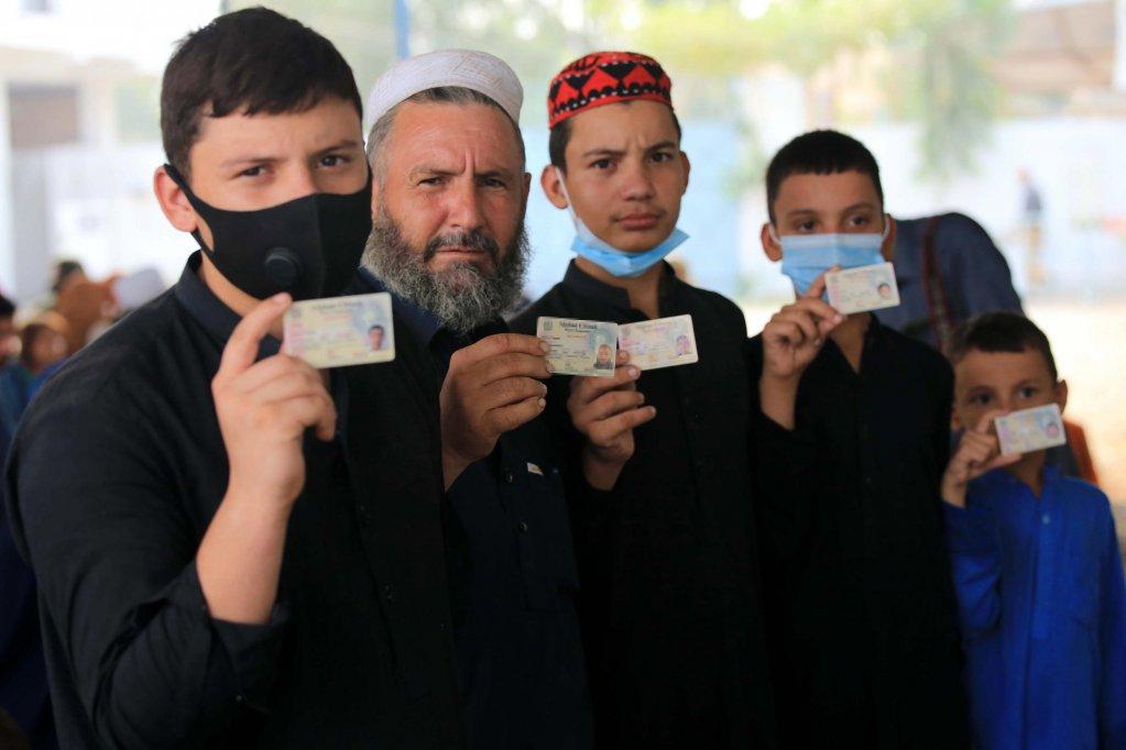 برای ۷۰۰ هزار مهاجر افغان در پاکستان کارت اقامت بایومتریک توزیع شد