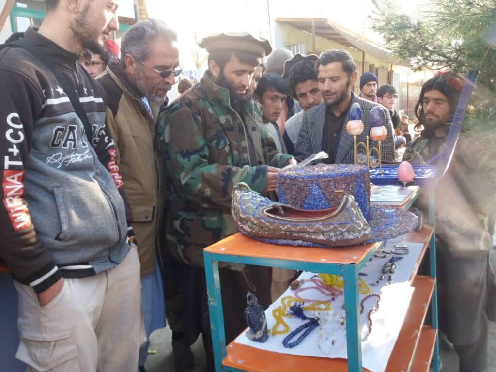 برای نخستین بار نمایشگاه صنایع دستی خیابانی در بدخشان راه‌اندازی گردید