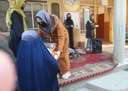 زنان رضاکار در بدخشان کمک های جمع آوری شده شانرا به نیاز مندان توزیع کردند