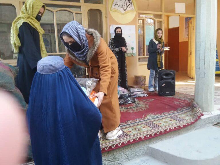 زنان رضاکار در بدخشان کمک های جمع آوری شده شانرا به نیاز مندان توزیع کردند