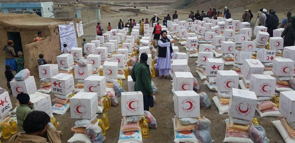 در هرات برای ۷۰۰ خانواده بسته‌های غذایی و پوشاک زمستانی توزیع شد