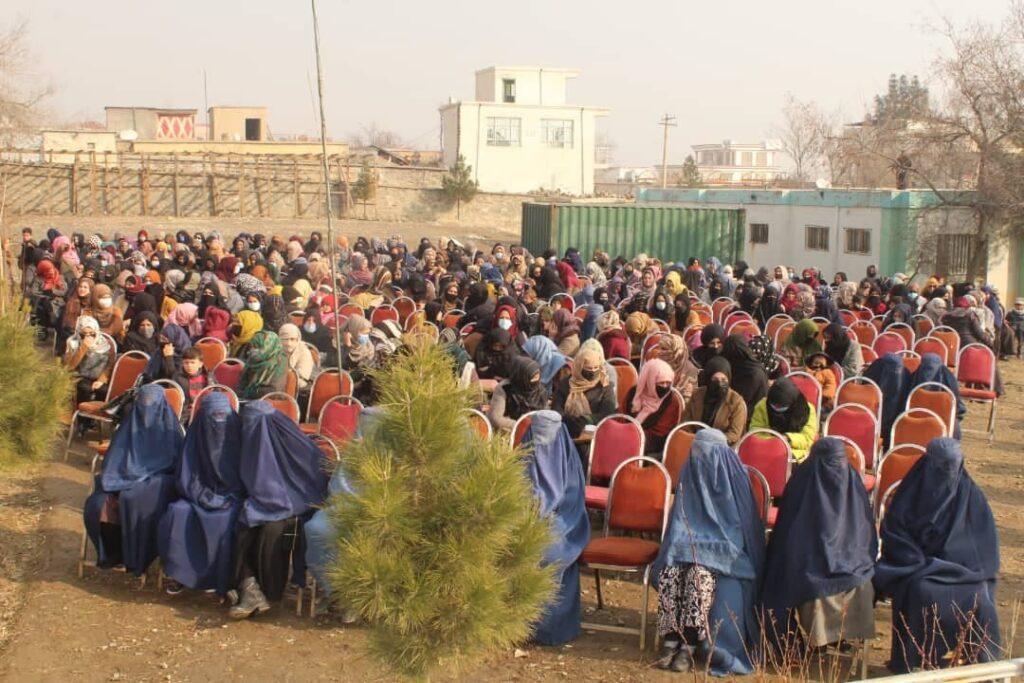 یک بنیاد خیریه به ۲۳۰۰ تن معلم در پروان مواد خوراکه کمک کرد