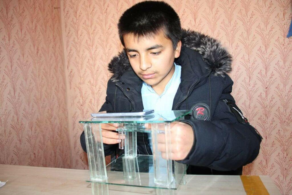یک متعلم صنف ۱۲ در سرپل، میکروسکوپ ساخته‌است