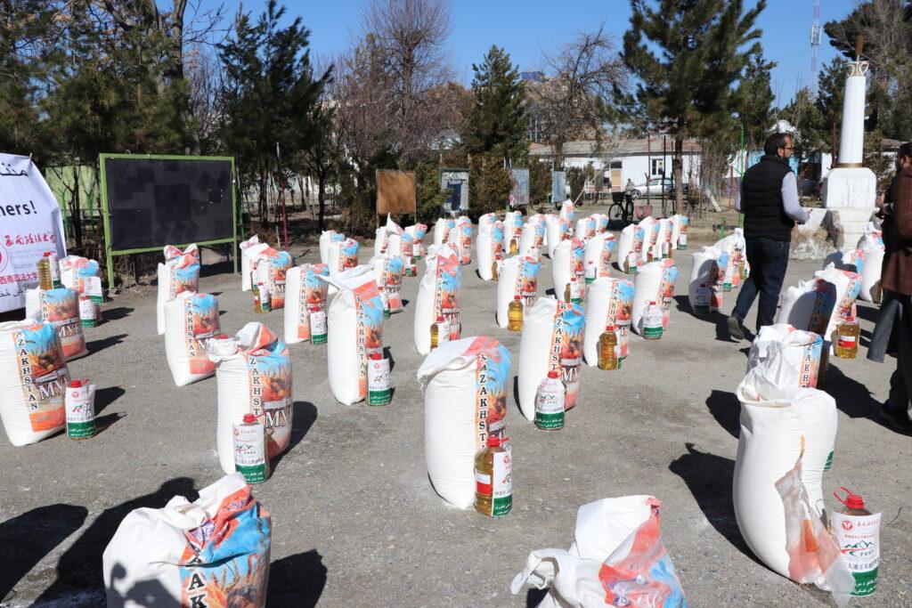 برای ده‌ها معلم در شهر کابل بسته‌های مواد خوراکی توزیع شد