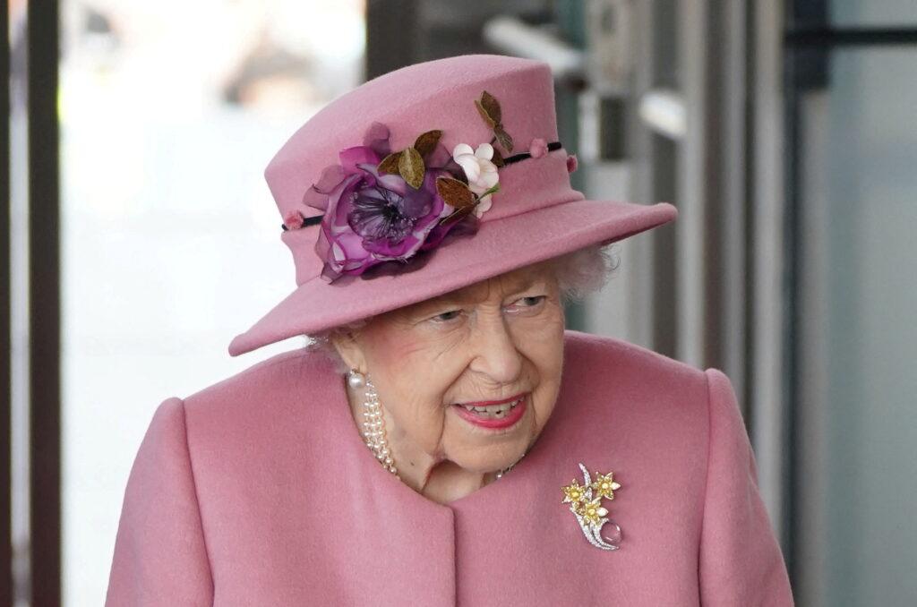 Queen Elizabeth diagnosed with Covid-19