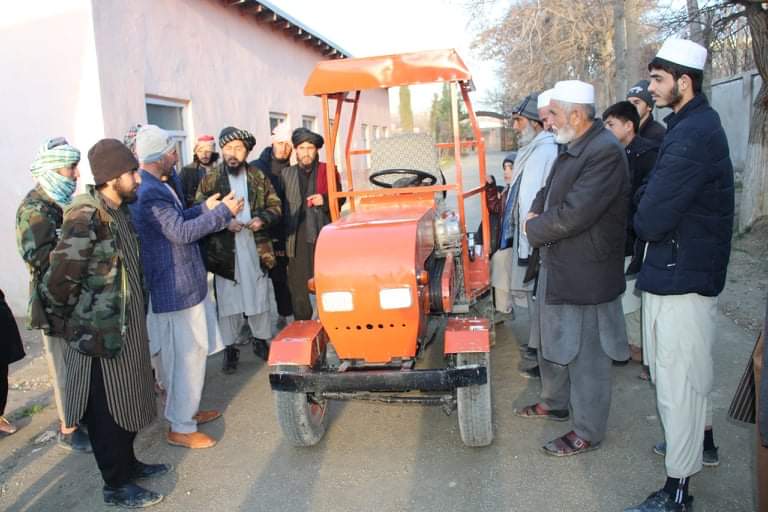 یک انجینیر در سرپل موفق به ساخت تراکتور شده‌است