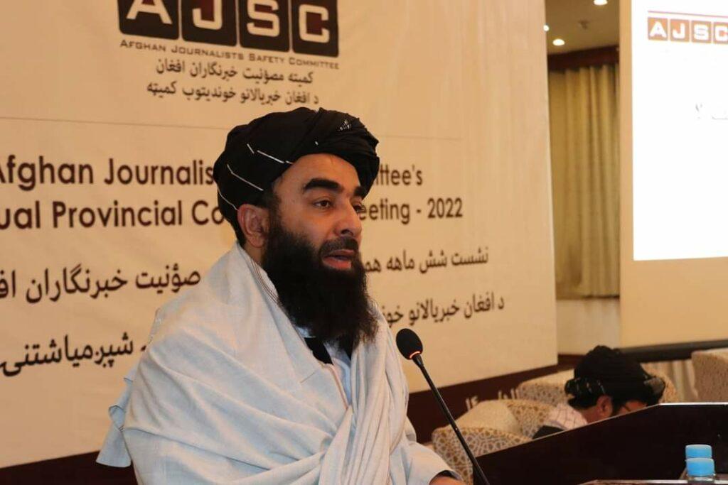 مجاهد: د رسنیو مخکنی قانون د تطبیق وړ دی