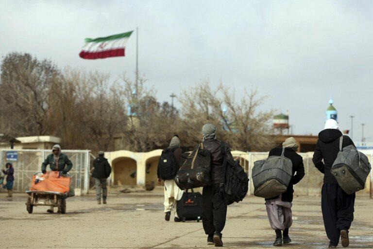 بحران اقتصادی، باعث مهاجرت بیش از یک میلیون تن از افغانستان شده‌است