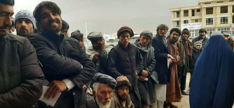 برای بیش از یک هزار خانوادۀ بی‌بضاعت در سمنگان، پول نقد توزیع شد