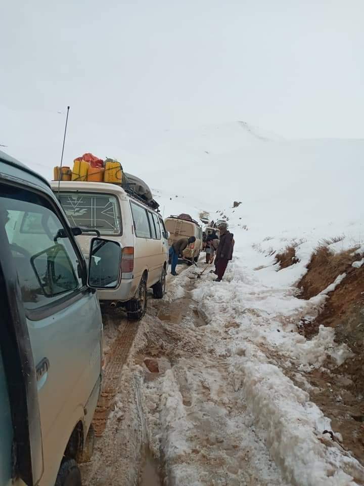 ده ها مسافر گیرمانده در برف در شاهراه غور- کابل خواستار کمک فوری هستند
