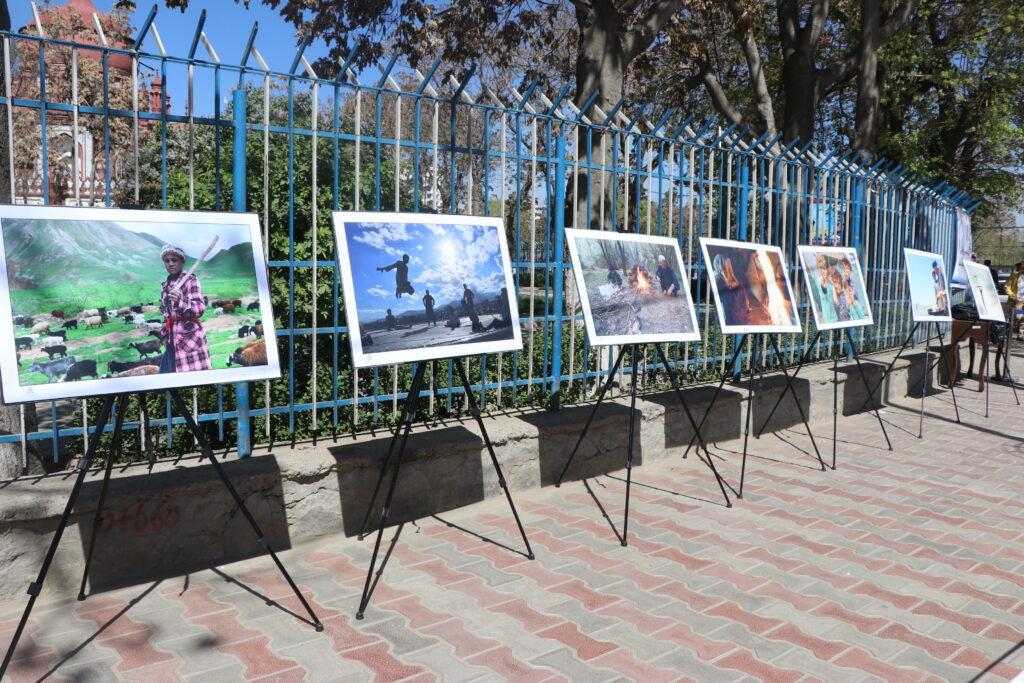 در اعتراض به منجمد ماندن پول‌های افغانستان توسط امریکا، نمایشگاه عکس در کابل برگزار شد