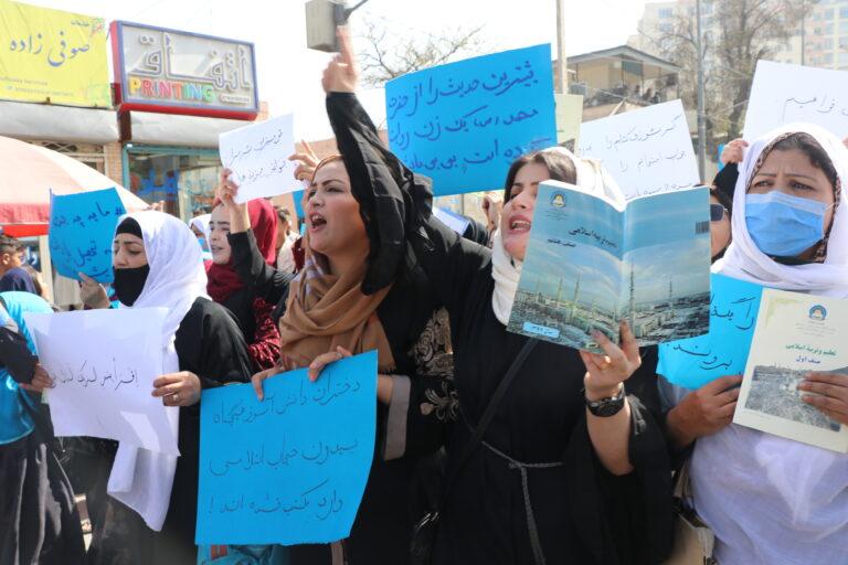کابل کې ښوونکو او زده کونکو د ښونځیو تړلو په غبرګون کې لاریون وکړ