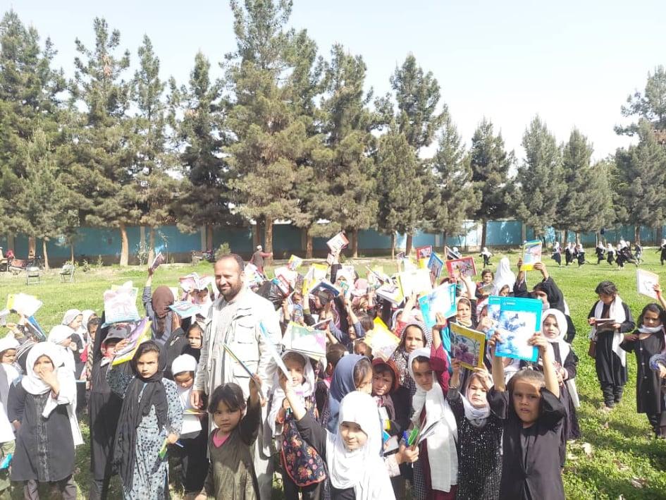 در تخار برای ۸۰۰ دانش آموز دختر مواد درسی توزیع شد
