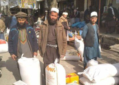 در تخار برای ۱۳۰۰ خانواده بی بضاعت مواد غذایی توزیع گردید