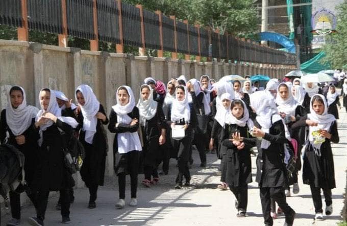 وزارت معارف: مدارس و مکاتب ابتدایۀ مسدودشدۀ دختران بازگشایی شوند