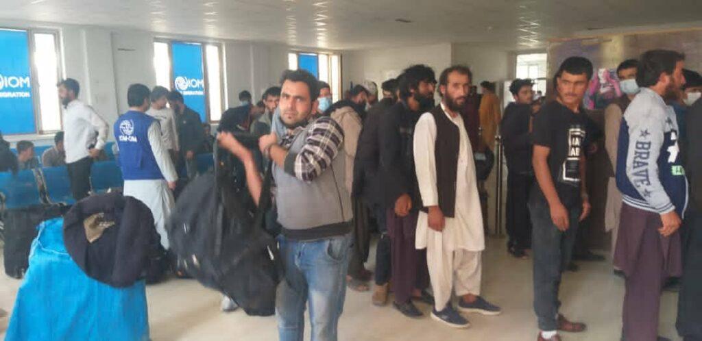 «در یک روز بیش از دو هزار افغان تنها از مرز نیمروز به کشور عودت نموده‌اند»