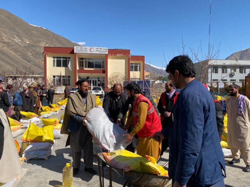 دهها خانواده نادار در پنجشیر مواد غذایی و غیر غذایی دریافت کردند