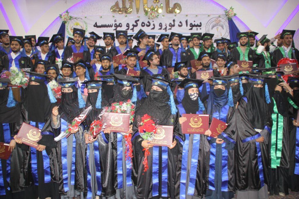 کندهار کې د لوړو زده کړو له یوې خصوصي موسسې ۱۹۳ کسان فارغ شول