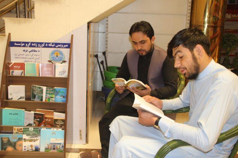 پوهنتون «میرویس‌نیکۀ» قندهار، کتابخانه‌یی را به هدف ترویج فرهنگ مطالعه، ایجاد کرده‌است