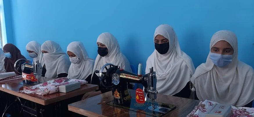 برای متعلمان دو مکتب دخترانه در شهر جلال‌آباد، برنامۀ آموزش خیاطی آغاز شد
