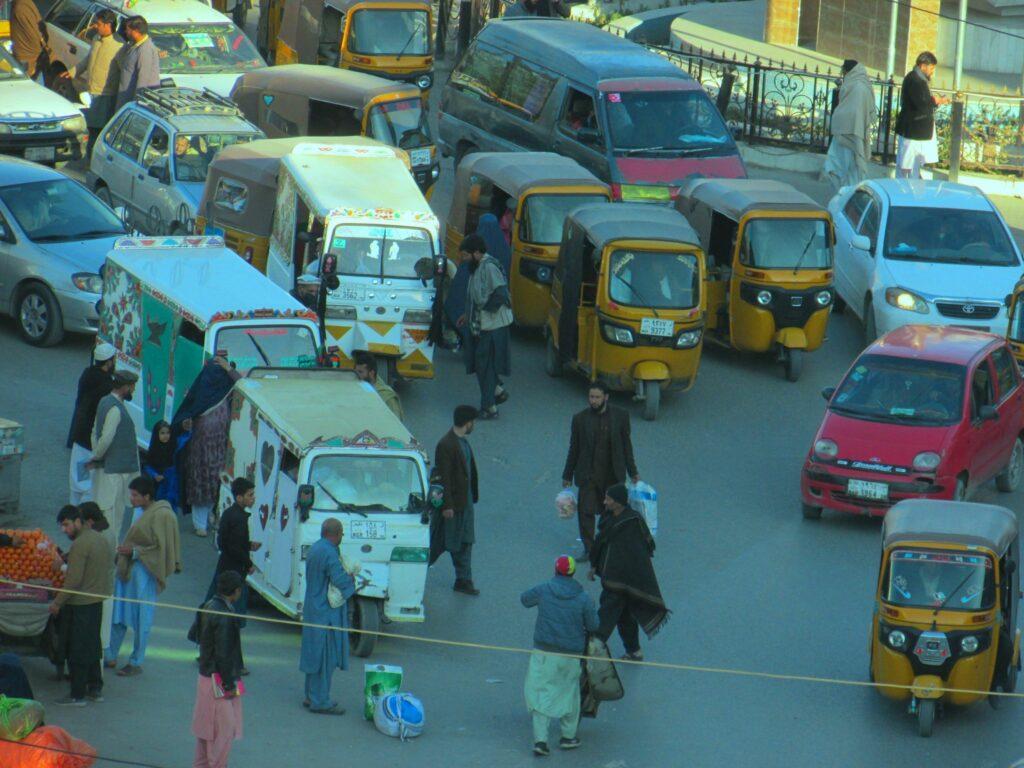 نبود پارکینگ‌ها در مراکز تجارتی، باعث افزایش ازدحام در شهر جلال‌آباد شده‌است