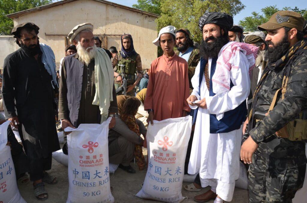 خوست کې څه باندې ۴زره بېوزلو کورنیو ته د خوراکي توکو مرستې وېش پیل شو