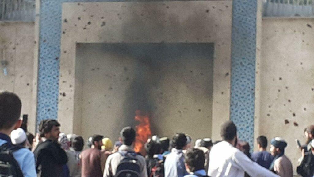 معترضان در هرات، دروازه کنسلگری ایران را به آتش کشیدند