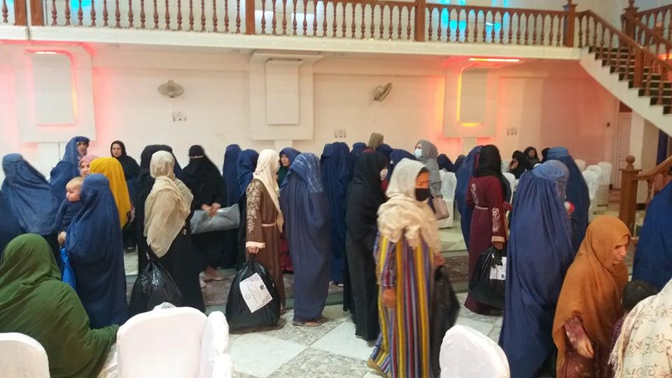 بغلان کې له زرو بې وزلو ښځو سره د کمپلو مرسته وشوه