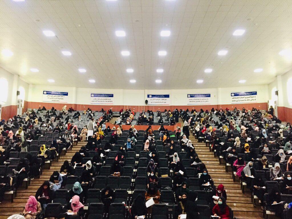 بلخ کې د نجونو په ګډون سلګونو کسانو د نرسنګ او قابلګۍ برخو کې د کانکور ازموینه ورکړه