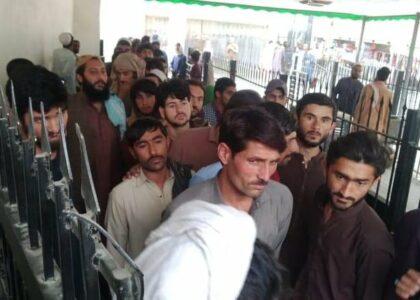 پاکستان کې بند پاتې ۳۰۰۰ افغانان هېواد ته راستانه شول