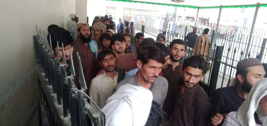 پاکستان کې بند پاتې ۳۰۰۰ افغانان هېواد ته راستانه شول