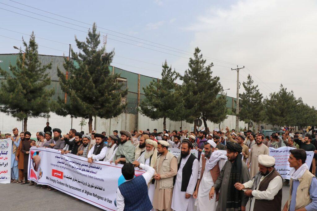 شماری از شهریان کابل، در واکنش به بدرفتاری ایران با پناهجویان افغان، تظاهرات کردند